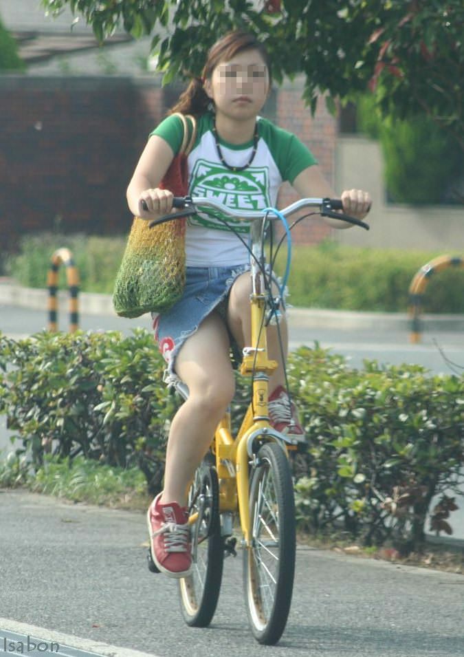 ミニスカでチャリ漕いでモッコリした股間がパンチラしてる街撮りエロ画像 1272