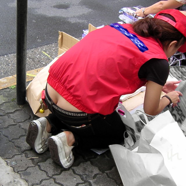 ローライズからお尻の割れ目がチラ見えしてる街撮りエロ画像 1379