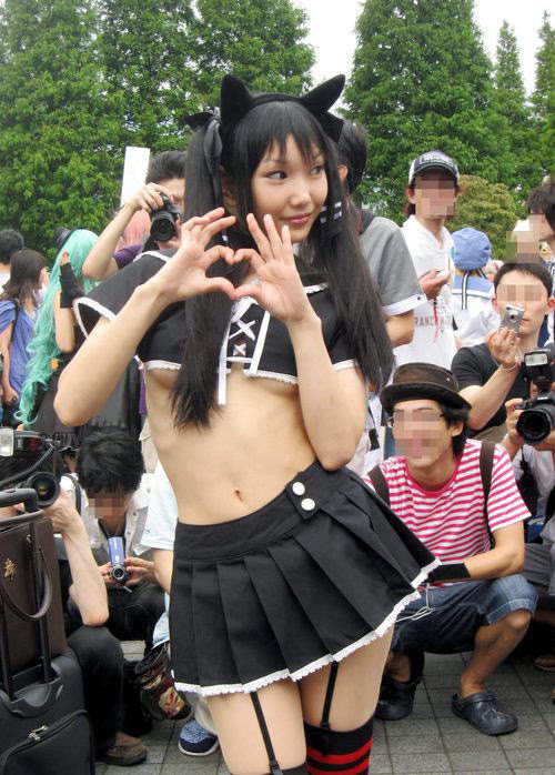 普段地味な子がコスプレイヤーになって露出度アップしてるおっぱいエロ画像 1623