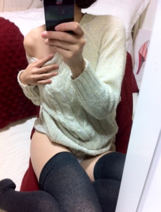 スマホでエッチな自画撮り写メを投稿する素人娘のエロ画像 2443