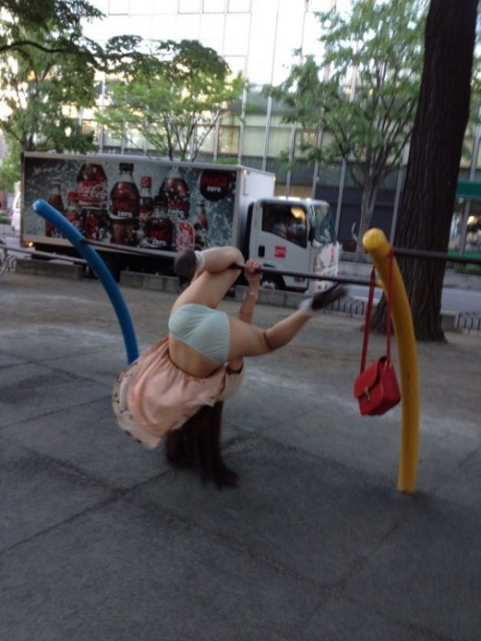 公園で遊ぶミニスカの露出女のパンチラ画像 103