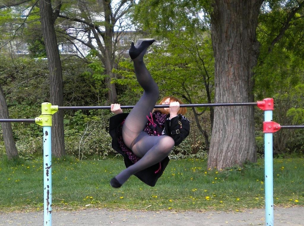 公園で遊ぶミニスカの露出女のパンチラ画像 153