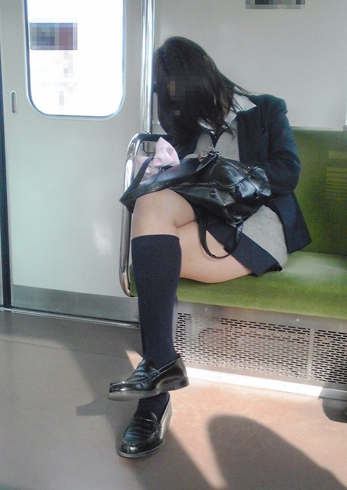 電車内で寝てる女のむっちり太ももエロ画像 319