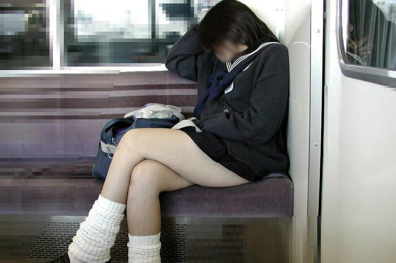 電車内で寝てる女のむっちり太ももエロ画像 618