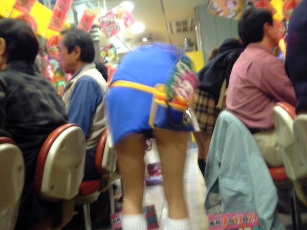 最近のパチンコ屋の店員、エロ過ぎだろ！！ミニスカ過ぎてパンチラしまくりｗｗｗ 1409