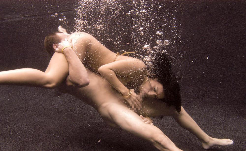 水中で激しいセックスをするガチで命がけのヤバいエロ画像 1770