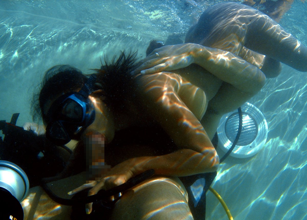 水中で激しいセックスをするガチで命がけのヤバいエロ画像 572