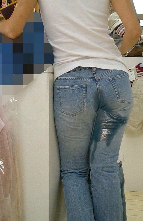 トイレに間に合わずオシッコ漏らしてデニムとか衣服を濡らしちゃってる放尿エロ画像 1277