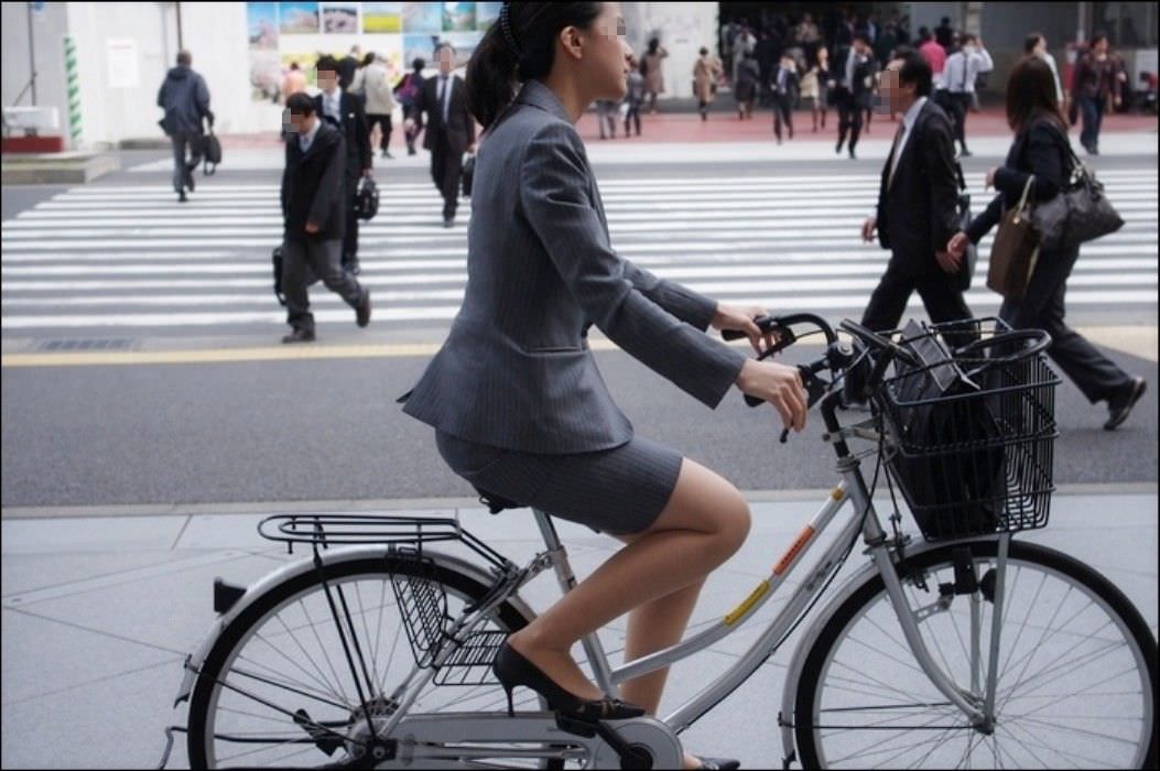 自転車を漕ぐ太ももの汗の匂いが気になる素人OLの街撮りエロ画像 1531