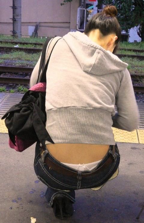 しゃがんでパンツからお尻が見えちゃってる素人娘達の街撮りエロ画像 1867