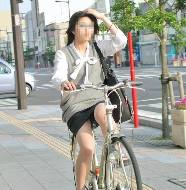 自転車を漕ぐ太ももの汗の匂いが気になる素人OLの街撮りエロ画像 1929