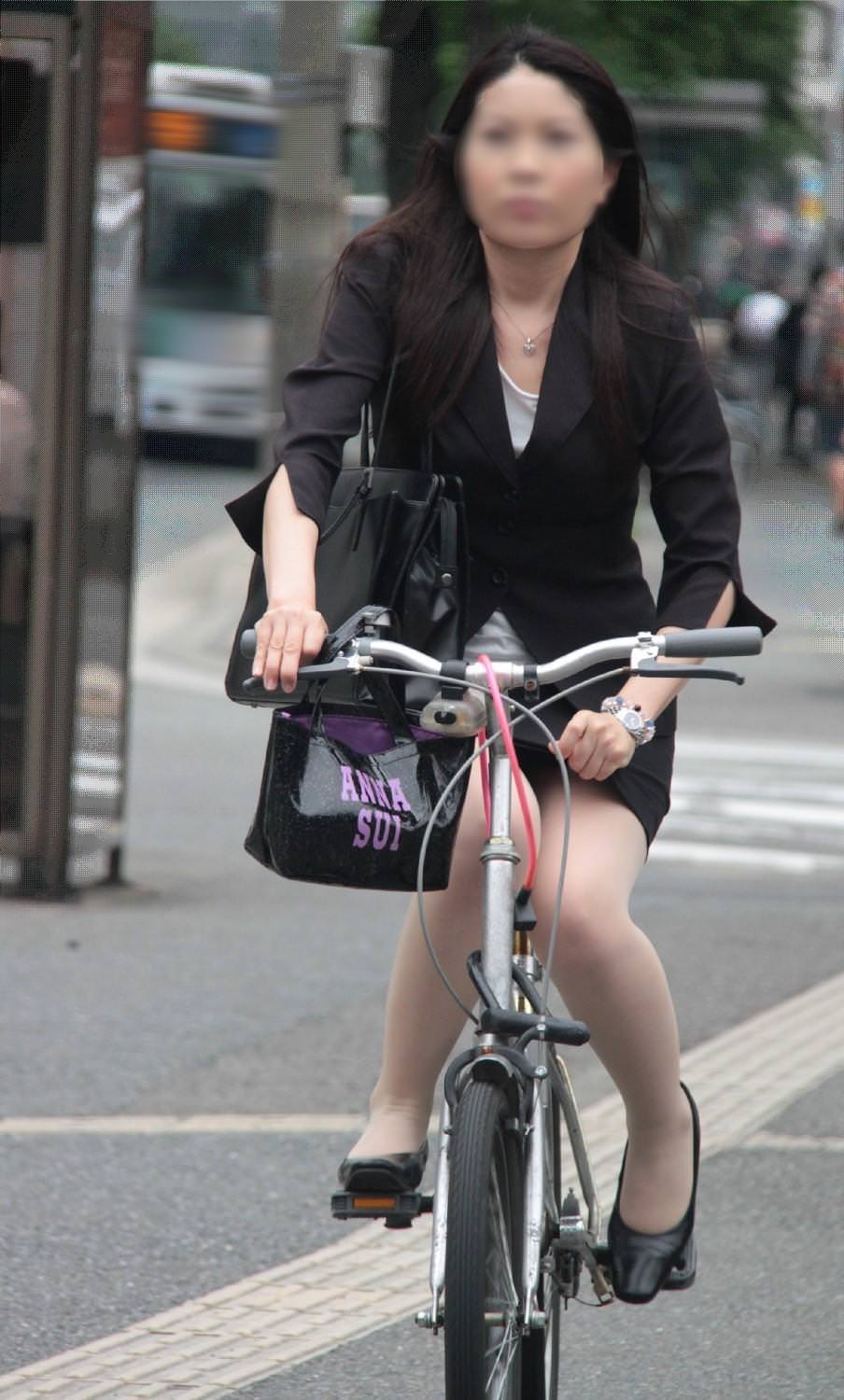 自転車を漕ぐ太ももの汗の匂いが気になる素人OLの街撮りエロ画像 277