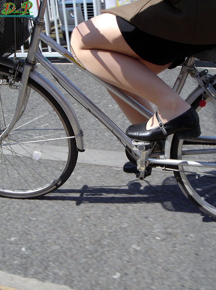 自転車を漕ぐ太ももの汗の匂いが気になる素人OLの街撮りエロ画像 334