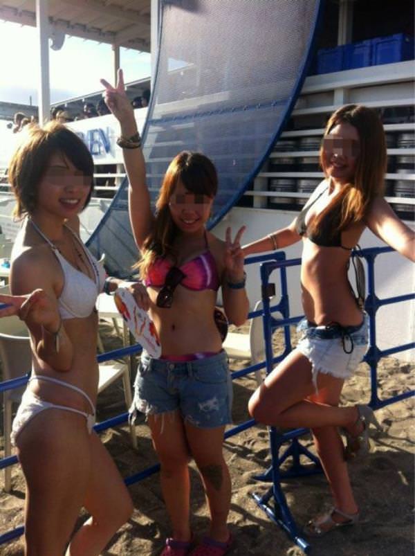 夏のビーチで輝くビキニギャルがツイッターやフェイスブックにうｐされてたエロ画像 538