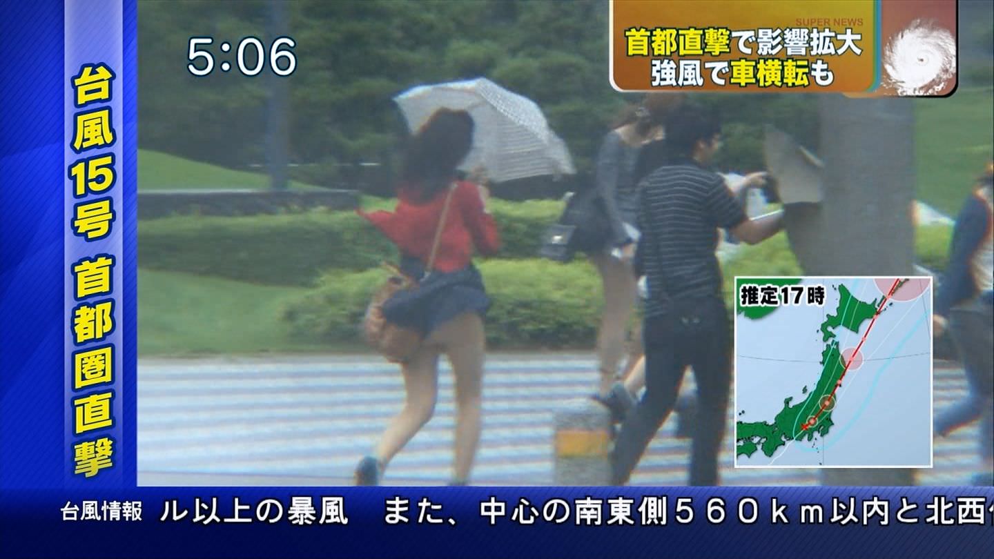 TVニュースの台風中継で映ったガチ素人のパンチラや透けブラエロ画像 1048