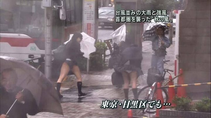 TVニュースの台風中継で映ったガチ素人のパンチラや透けブラエロ画像 1644