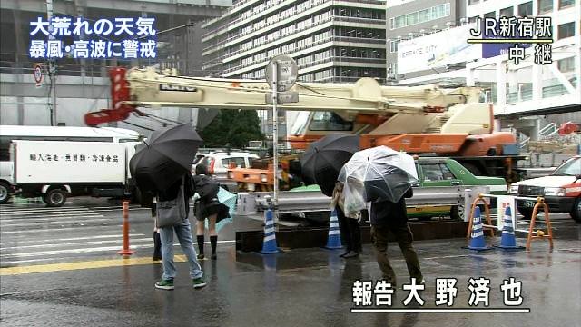 TVニュースの台風中継で映ったガチ素人のパンチラや透けブラエロ画像 1742