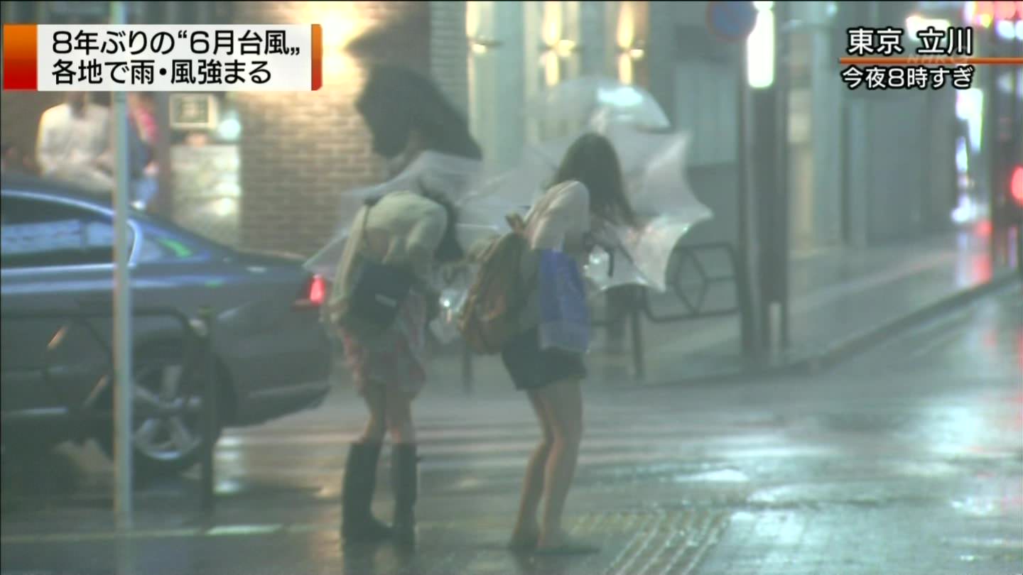 TVニュースの台風中継で映ったガチ素人のパンチラや透けブラエロ画像 2413