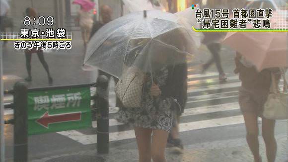 TVニュースの台風中継で映ったガチ素人のパンチラや透けブラエロ画像 448