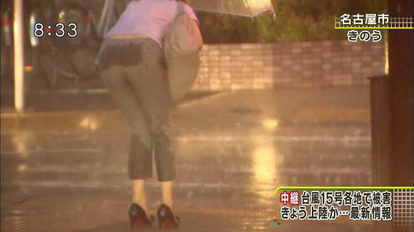 TVニュースの台風中継で映ったガチ素人のパンチラや透けブラエロ画像 548