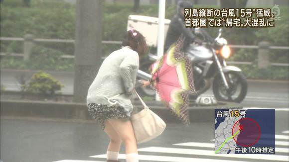 TVニュースの台風中継で映ったガチ素人のパンチラや透けブラエロ画像 648