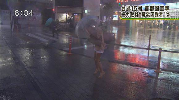 TVニュースの台風中継で映ったガチ素人のパンチラや透けブラエロ画像 848