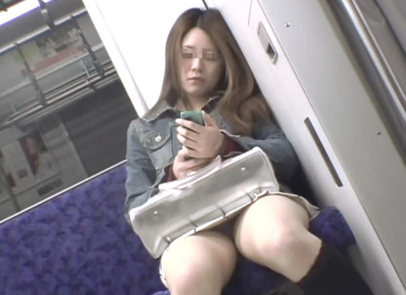 電車で向かいの席に座って股が緩んでる女を隠し撮りしたパンチラ画像 1118