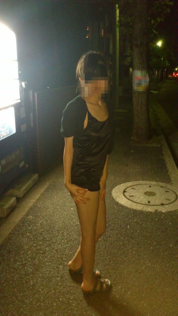 夜道で彼女を全裸にして調教中の変態野外露出エロ画像 1306