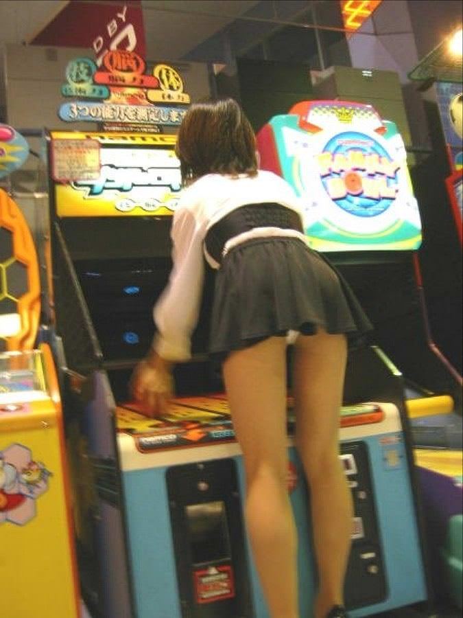 露出狂女がゲーセンでわざとパンチラしてる変態エロ画像 1352