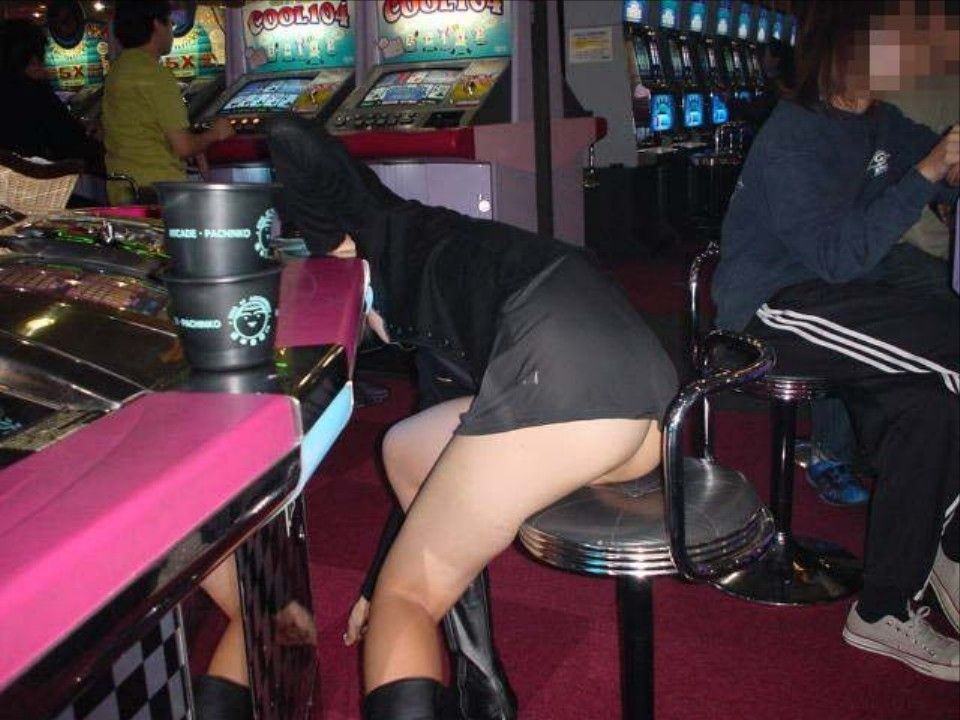 露出狂女がゲーセンでわざとパンチラしてる変態エロ画像 1452