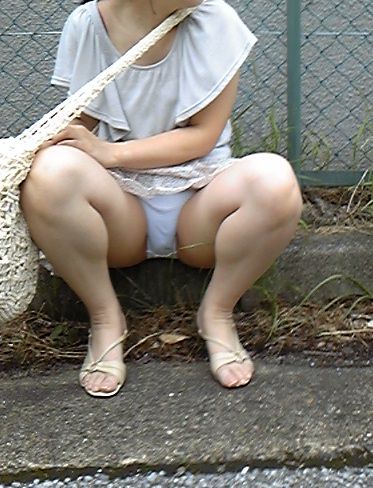 スカートで地べたに座って油断した女の子たちのエグいパンチラエロ画像 1685