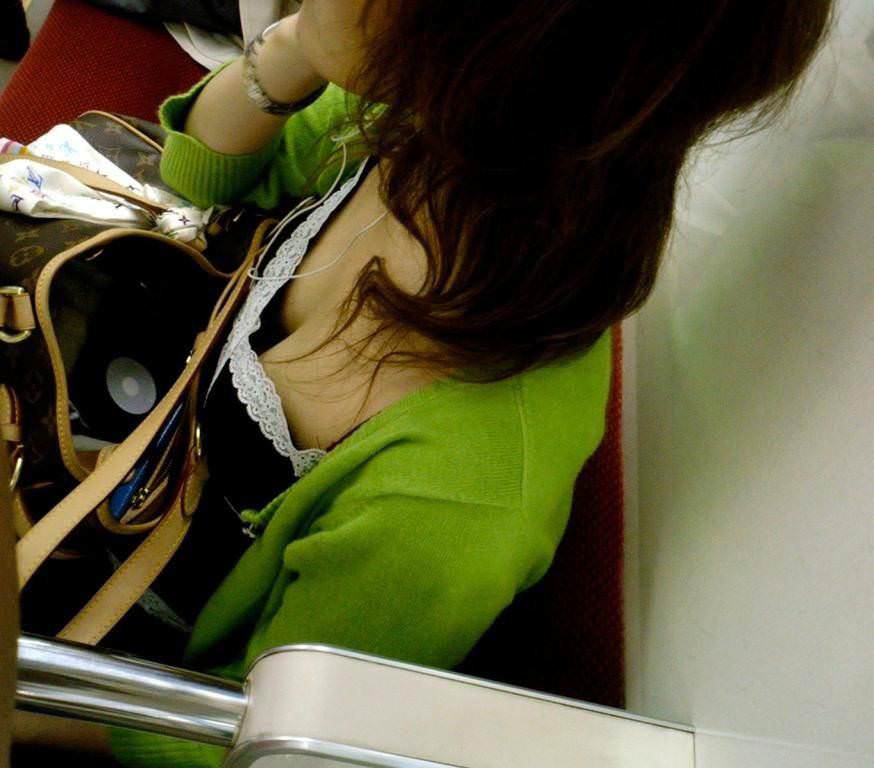 電車内の胸チラは巨乳おっぱい率が高い素人エロ画像 1786