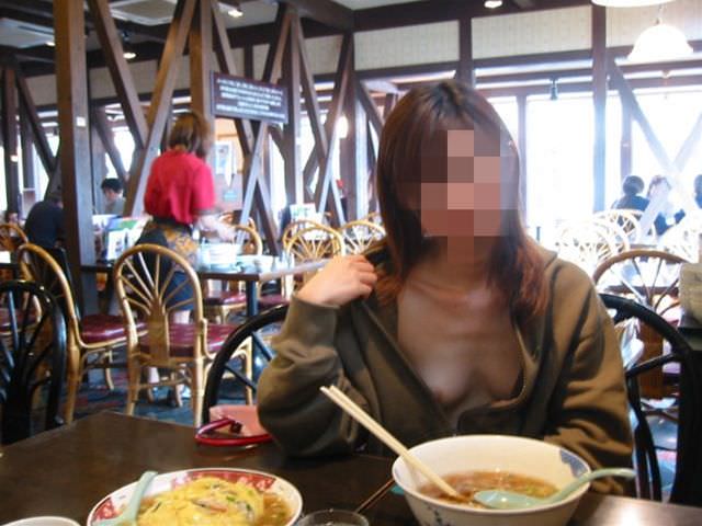 食堂やレストランで露出する破廉恥な行為をする変態女のエロ画像 2117