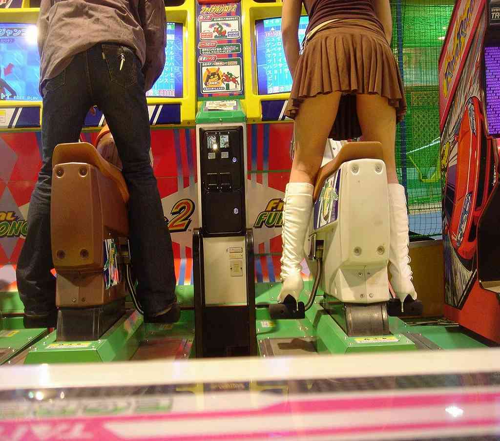 露出狂女がゲーセンでわざとパンチラしてる変態エロ画像 2227