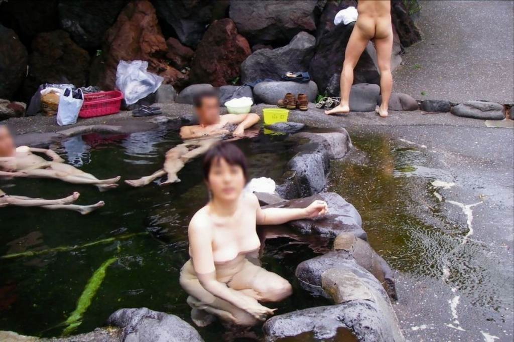 わざわざ混浴風呂にお出かけして記念撮影する変態女の露出エロ画像 714