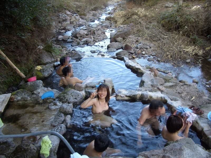 わざわざ混浴風呂にお出かけして記念撮影する変態女の露出エロ画像 914