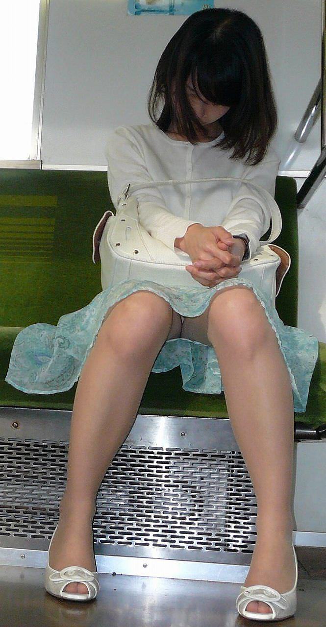 仕事や遊びに疲れて電車で寝てる女の緩んだ股間のパンチラ画像 1738