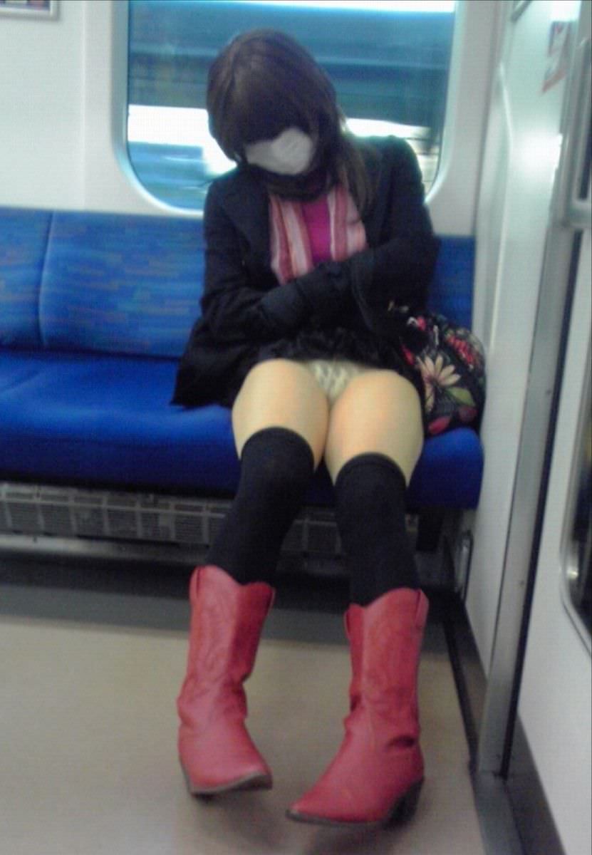 仕事や遊びに疲れて電車で寝てる女の緩んだ股間のパンチラ画像 2137