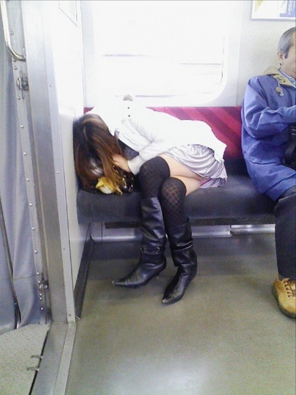 仕事や遊びに疲れて電車で寝てる女の緩んだ股間のパンチラ画像 2516