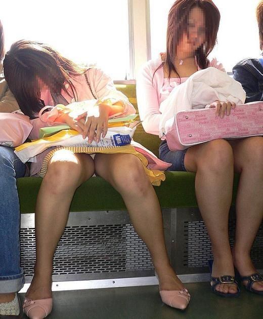 仕事や遊びに疲れて電車で寝てる女の緩んだ股間のパンチラ画像 2714