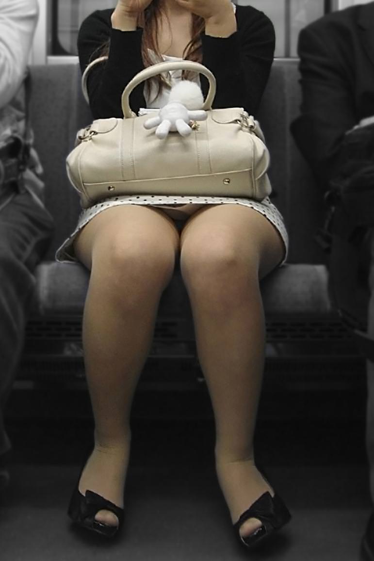 電車内で秘密のトライアングルに捉えた素人のいやらしいパンチラエロ画像 1990