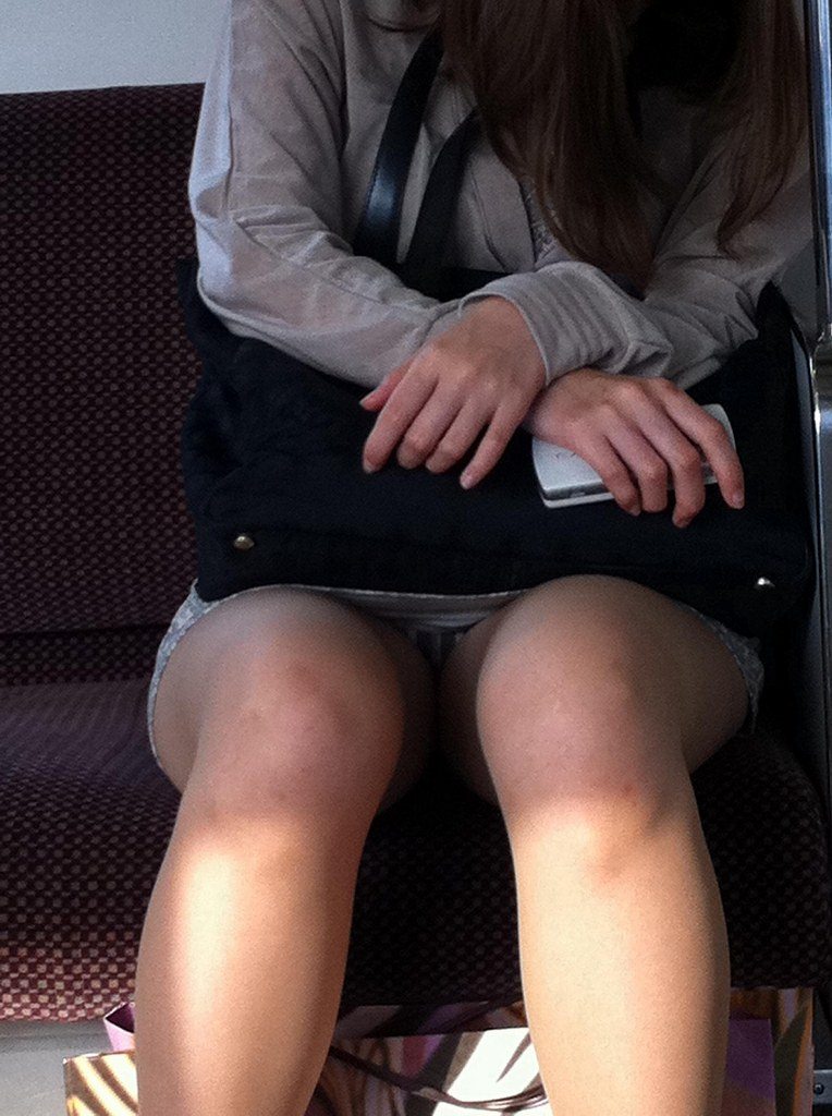 電車内で秘密のトライアングルに捉えた素人のいやらしいパンチラエロ画像 4120