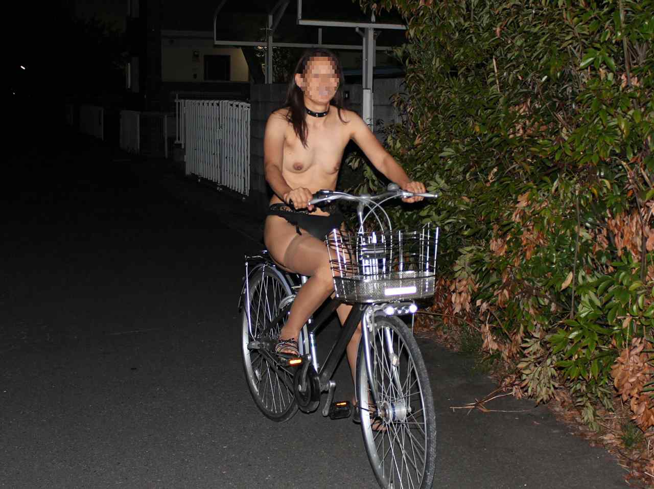 全裸で自転車漕いでるｗｗｗｗ爽快感を味う素人の露出狂女のエロ画像 764