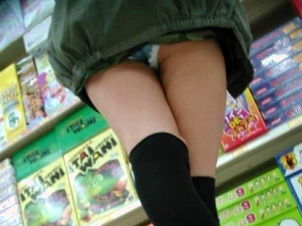 ニーハイ素人をローアングルで撮影したパンチラ画像ｗｗｗｗ 0120