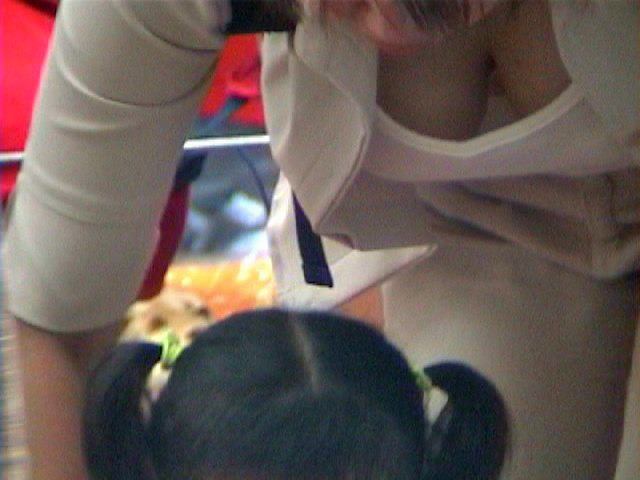 子供産んで巨乳になった素人妻ｗｗｗｗｗ街撮り胸チラおっぱいいっぱいエロ画像 617