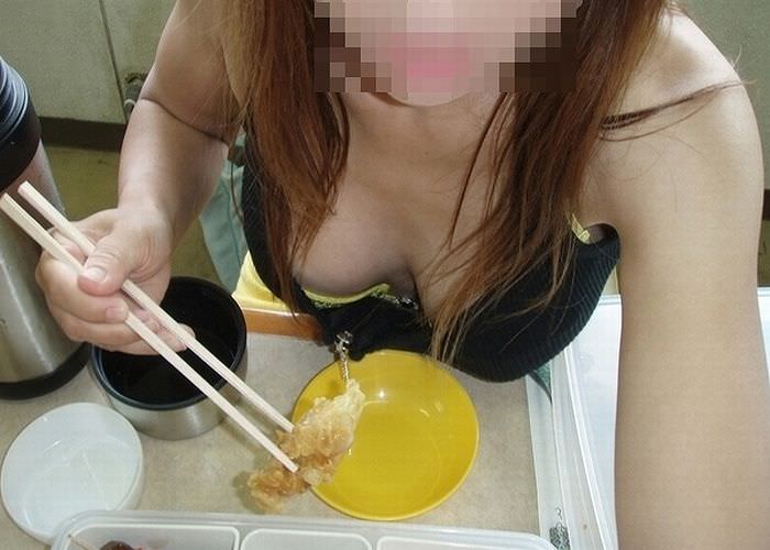 食欲と性欲が共存する食事中の露出素人エロ画像 1431