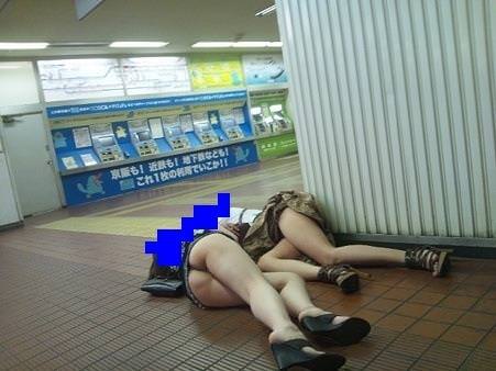 外出先で酒飲みすぎた素人娘ｗｗｗｗ醜態晒して爆睡中のエロ画像 137