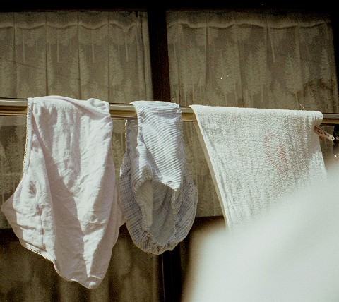 クロッチに染み付いたマンカスが洗濯物から匂いそうなガチ盗撮下着エロ画像 1324