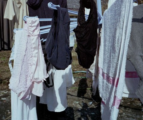 クロッチに染み付いたマンカスが洗濯物から匂いそうなガチ盗撮下着エロ画像 1524