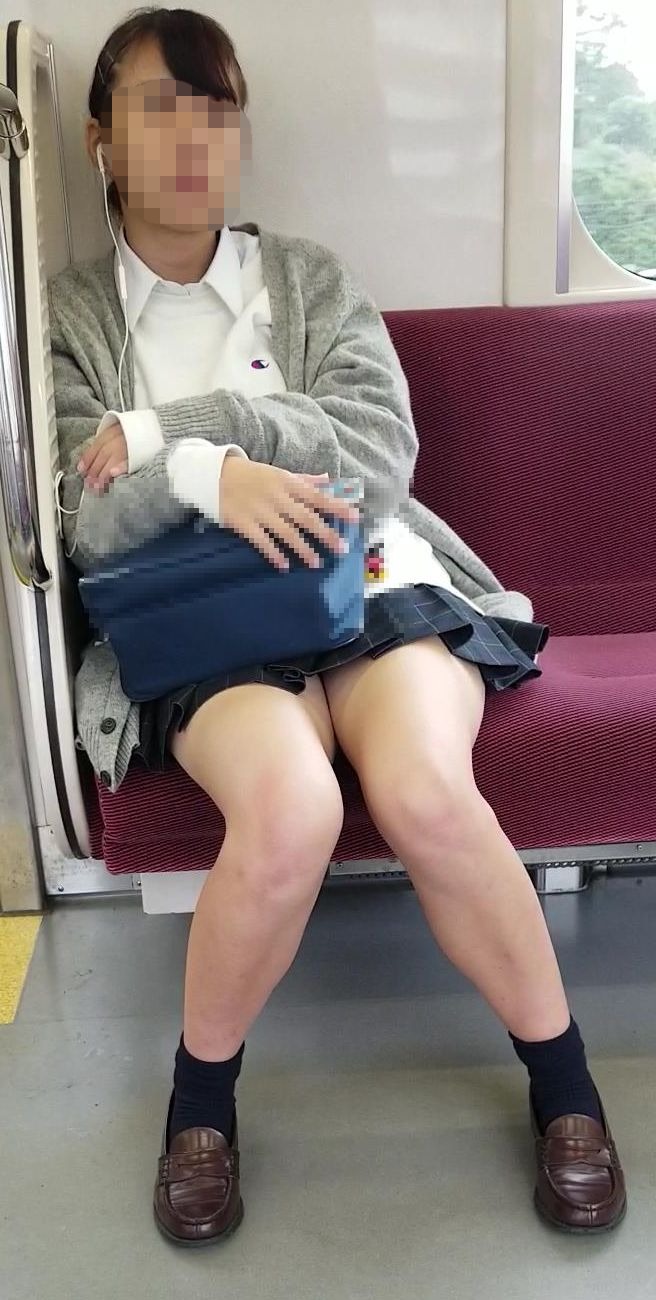 対面に座るお姉さんのパンツとか太ももがエッチすぎるエロ画像ｗｗｗｗｗｗｗｗｗｗ | 素人エロ画像やったる夫